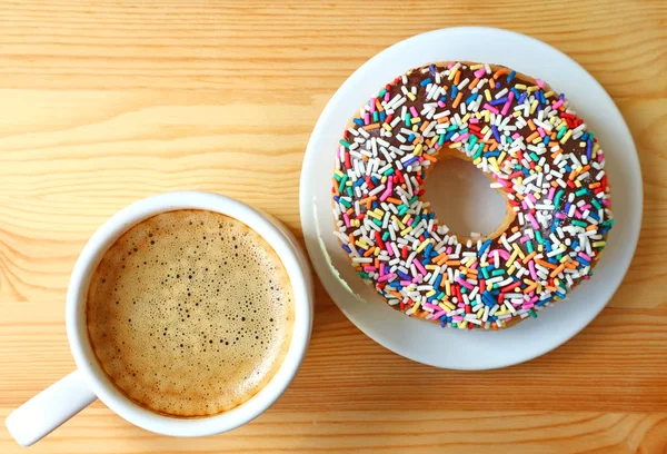 Bovenaanzicht Van Een Kopje Warme Koffie Een Donut Belegd Met — Stockfoto