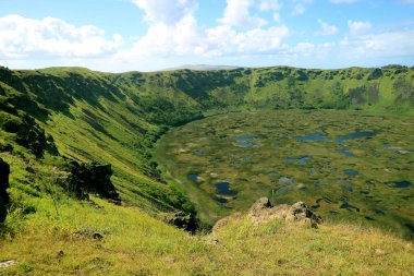 Rano Kau Volkan Gölü 'nün inanılmaz krater manzarası Orongo Tören Köyü, Unesco Dünya Mirası Bölgesi Paskalya Adası, Şili