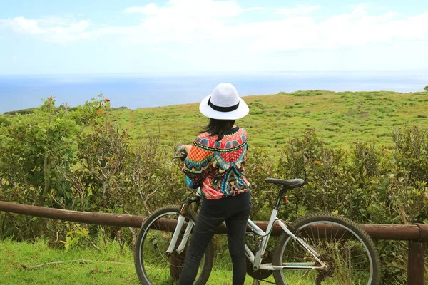 从智利复活节岛上的拉诺库火山欣赏太平洋风景的女自行车手 — 图库照片