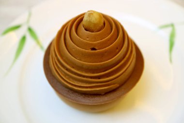 Acı ve Tatlı Çikolatalı Mousse Pastası Fındıklı