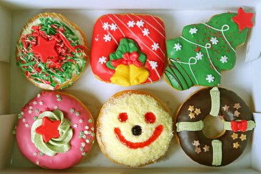 Renkli Noel ve Şenlikli Donutlarla Dolu Kutu