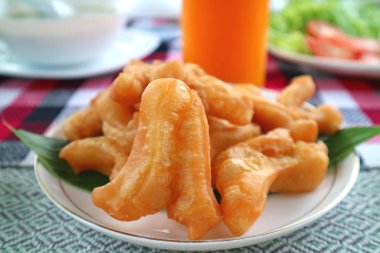 Arkaplanda Bulanık Bulaşık Bir Tabak Daha Dolduruldu