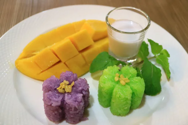 Lepki Ryż Świeżo Dojrzałym Mango Mlekiem Kokosowym Smaczne Słynne Tajskie — Zdjęcie stockowe
