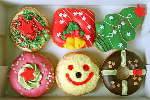 Ящик Заполнен Красочные Рождество Праздничные Украшенные Пончики Конфеты — стоковое фото