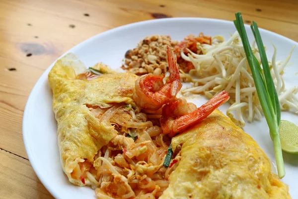 Pad Thai Thai Style Fried Noodle Wrapped Fried Egg Topped — Stock Photo, Image