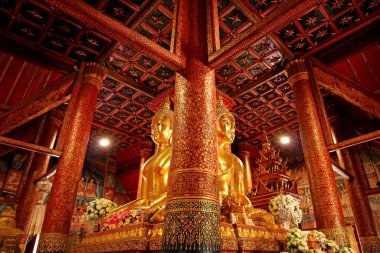Wat Phumin Tapınağı, Nan Bölgesi, Tayland 'da Dört Taraflı Muhteşem Ahşap Sütunlu Dört Taraflı Buda Görüntüleri