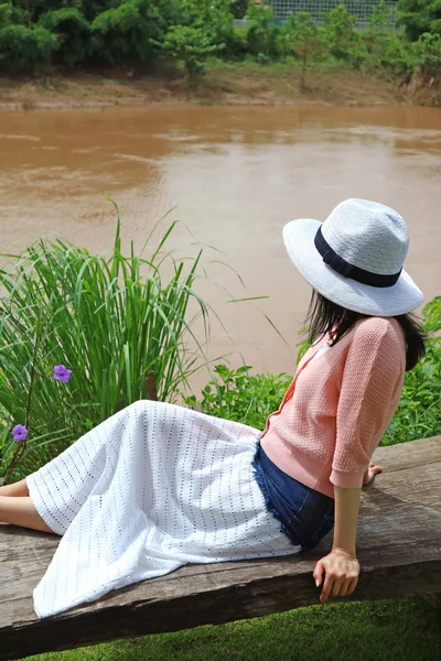 タイのナン州 ナン川のベンチに座っている女性 — ストック写真
