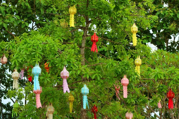 Duże Drzewo Dziedzińcu Świątyni Pełne Kolorowych Lampionów Papierowych Historyczne Miejsce — Zdjęcie stockowe