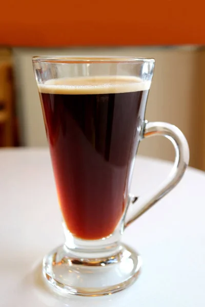 Café Negro Caliente Vaso Transparente Servido Sobre Mesa Blanca — Foto de Stock