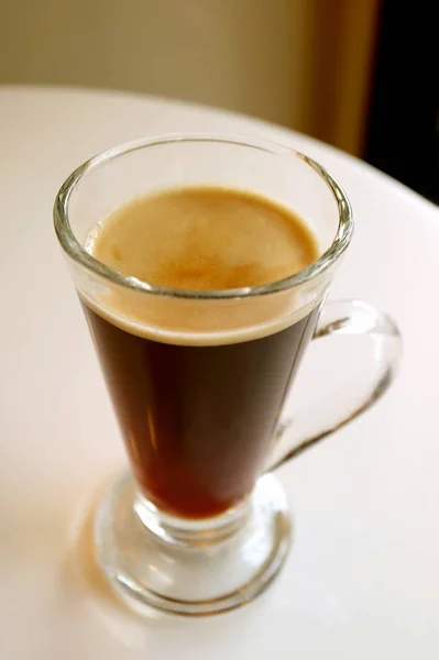 Vertikales Bild Von Heißem Schwarzen Kaffee Einem Transparenten Glas Auf — Stockfoto