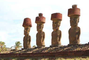 Ahu Nau Seremoni Platformu 'nun Yedi Dev Moai Heykeli, Anakena Sahili, Paskalya Adası, Şili