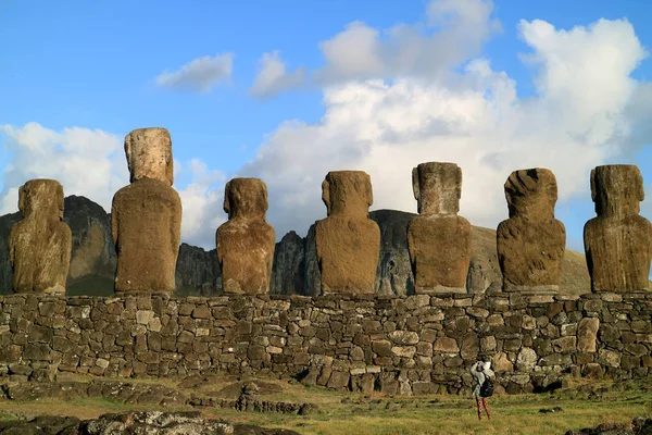 Female Traveler Photographing Back Gigantic Moai Statues Ahu Tongariki Ceremonial — 스톡 사진