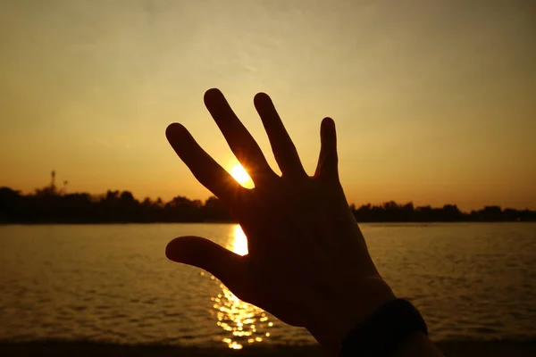 Nascente Sol Brilhante Que Brilha Silhueta Através Uma Mão — Fotografia de Stock