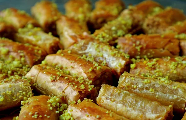 Montón Primer Plano Bollería Baklava Cubierto Con Nueces Pistacho Picadas — Foto de Stock