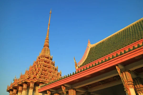 Ohromující Zdobené Střechy Buddhistického Chrámu Wat Khao Salak Proti Živému — Stock fotografie