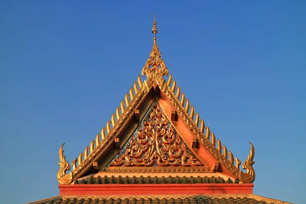 Piękny Tympanum Wat Khao Salak Buddyjski Rozciągacz Przeciwko Vibrant Blue — Zdjęcie stockowe