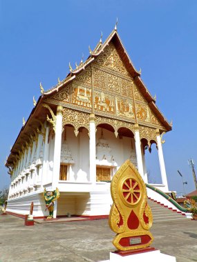 Wat 'ın dikey görüntüsü Luang Nua Budist tapınağı, Phathat Luang stupa' nın yanındaki Vientiane, Laos