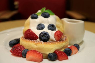 Bir tabak taze çilekli sufle kremalı ve şuruplu krep kapadım.