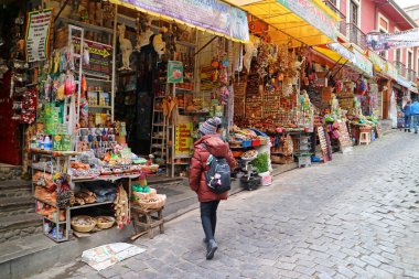 La Paz, Bolivya, Güney Amerika 'daki ünlü Cadıların Pazarı veya Mercado de las Brujas' ı keşfeden kadın turist