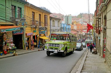 Şehir merkezindeki La Paz Dağı yamacında Eşsiz Renkli Kamu Otobüsü, Bolivya, Güney Amerika