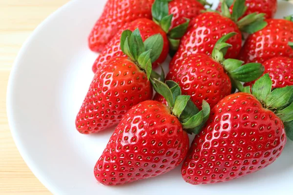 Heap Bright Red Color Fresh Ripe Strawberries White Plate — 스톡 사진