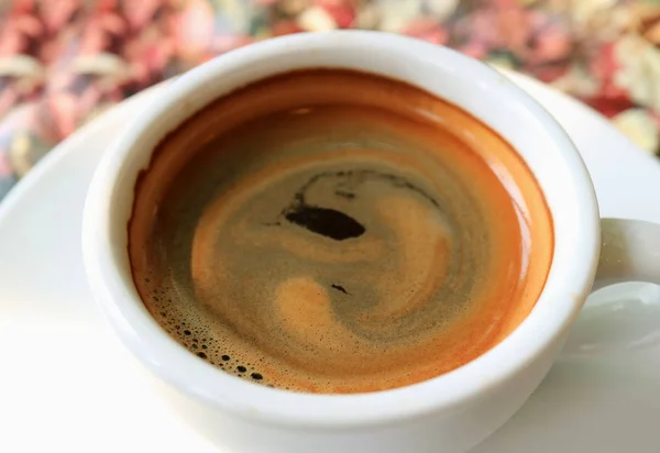Fechado Café Preto Quente Uma Xícara Branca Com Foco Seletivo — Fotografia de Stock