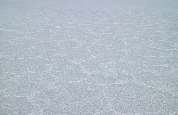 南美洲玻利维亚波托西的Salar Uyuni盐滩在雨季后的表面 — 图库照片