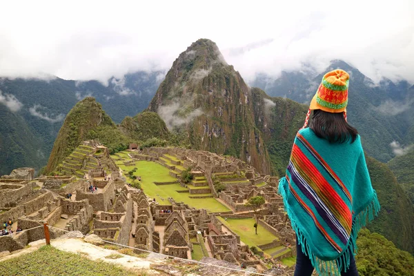 Female Tourist Looking Famous Ancient Inca Ruins Machu Picchu Cusco — Stock Photo, Image