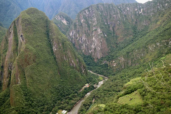 从秘鲁乌鲁班巴省库斯科地区Huayna Picchu山看难以置信的山脉和Aguas Calientes镇 — 图库照片