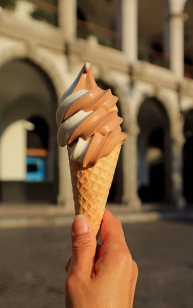 Mão Mulher Segurando Cone Sorvete Macio Dois Tons Com Prédio — Fotografia de Stock