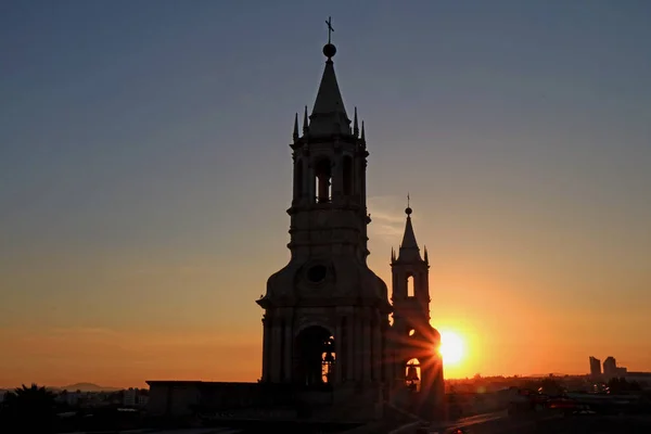 Působivý Pohled Zapadající Slunce Svítí Zvonicí Katedrály Arequipa Arequipa Peru — Stock fotografie