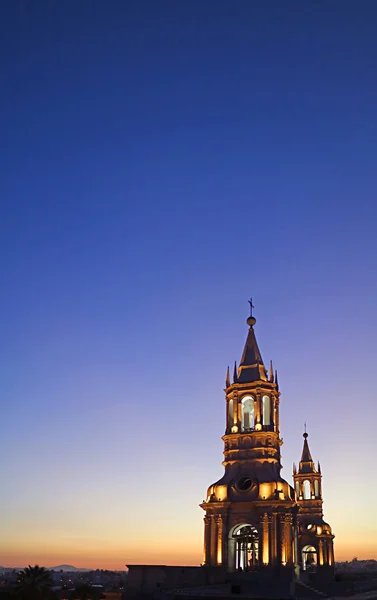 Foto Vertical Iluminación Del Campanario Catedral Basílica Arequipa Contra Cielo — Foto de Stock