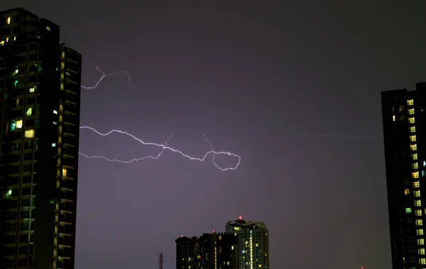 Verdadeiro Relâmpago Piscando Céu Noturno Sobre Edifícios Altos — Fotografia de Stock