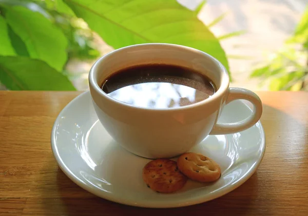 Tasse Heißen Kaffee Auf Holztisch Fenster Mit Verschwommenen Grünen Baumblättern — Stockfoto