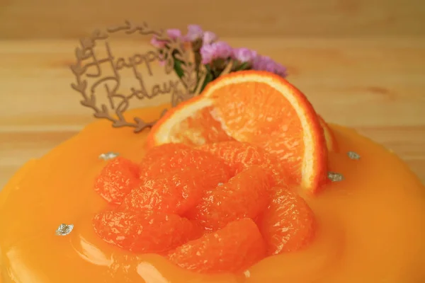 Geschlossen Lebendige Farbe Köstliche Mandarinorange Geburtstagstorte Auf Dem Holztisch — Stockfoto