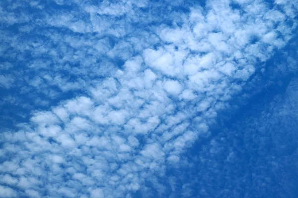 Білі Плями Яскравому Блакитному Небі — стокове фото
