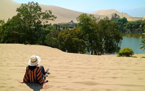Female Relaxing Sand Dune Admiring Oasis Town Huacachina Ica Peru — Stockfoto