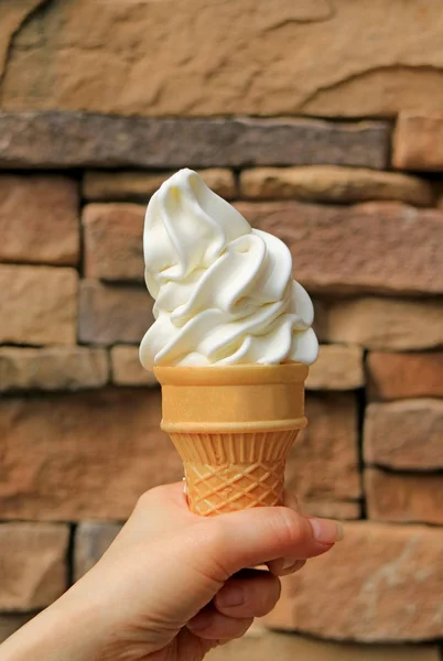 Imagen Vertical Mano Mujer Sosteniendo Cono Helado Vainilla Servicio Suave — Foto de Stock