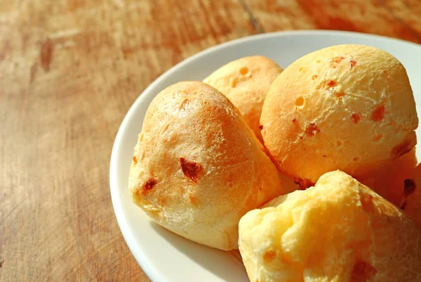 Closeup Delicious Pao Queijo Traditional Brazilian Cheese Breads Served Wooden — 스톡 사진