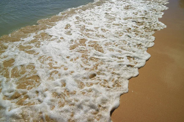 Ocean Waves Splashing Sandy Beach — Stock Photo, Image