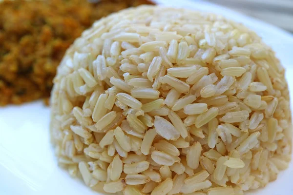 Закрытый Тайский Коричневый Жасминовый Рис Подаваемый Белой Тарелке — стоковое фото