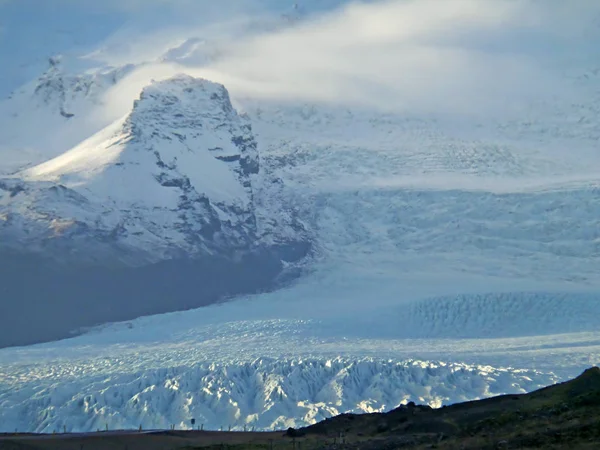 アイスランド南部の環状道路脇にある息をのむような氷河の舌 — ストック写真