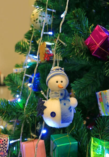 Photo Verticale Ornement Bonhomme Neige Avec Nombreuses Boîtes Cadeaux Forme — Photo