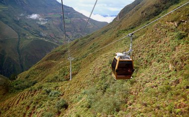 Kuzey Peru 'nun Amazonas bölgesindeki Kuelap Kalesi Arkeoloji Bölgesi' nden Telekabinas Kuelap veya Cable Car dönüş yolunda