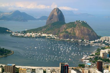 Brezilya, Rio de Janeiro 'daki Corcovado Hill' den Rio de Janeiro manzarasının ünlü simgesi Sugarloaf Dağı veya Pao de Acucar
