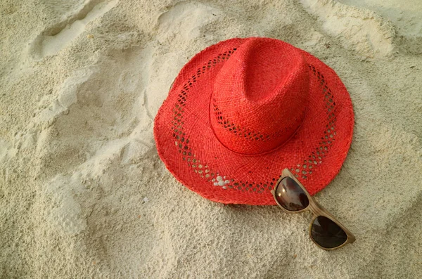 Chapéu Palha Vermelho Com Óculos Escuros Castanhos Praia — Fotografia de Stock