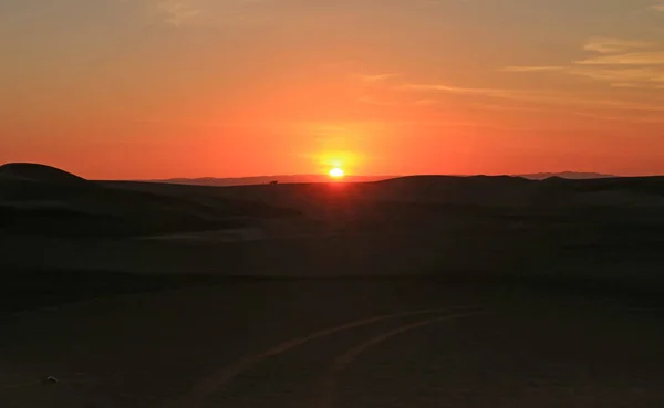 Stunning Sunset Sand Dune Huacachina Desert People Dune Buggy Distance — Stock Photo, Image