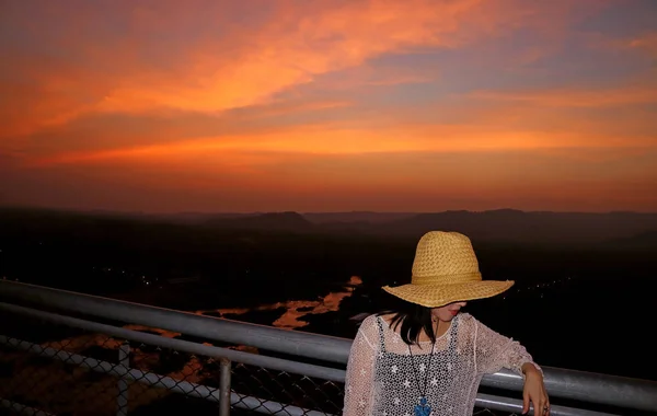 Etkileyici Bir Şey Düşünen Kadın Arkaplanda Gün Batımı Gökyüzü — Stok fotoğraf