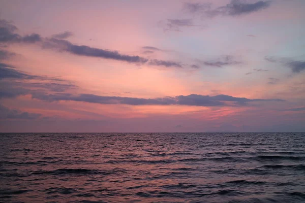 Pastellrosa Und Lila Farbe Tropischer Sonnenuntergang Himmel Über Dem Golf — Stockfoto