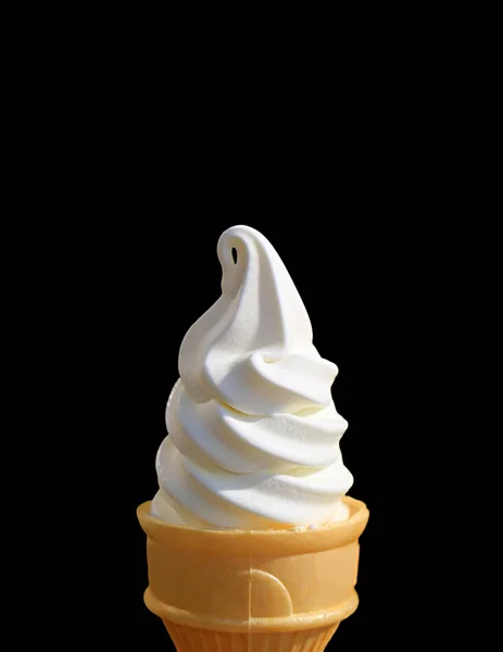 Vertikales Foto Von Reinweißem Vanille Soft Serve Eiskonus Isoliert Auf — Stockfoto